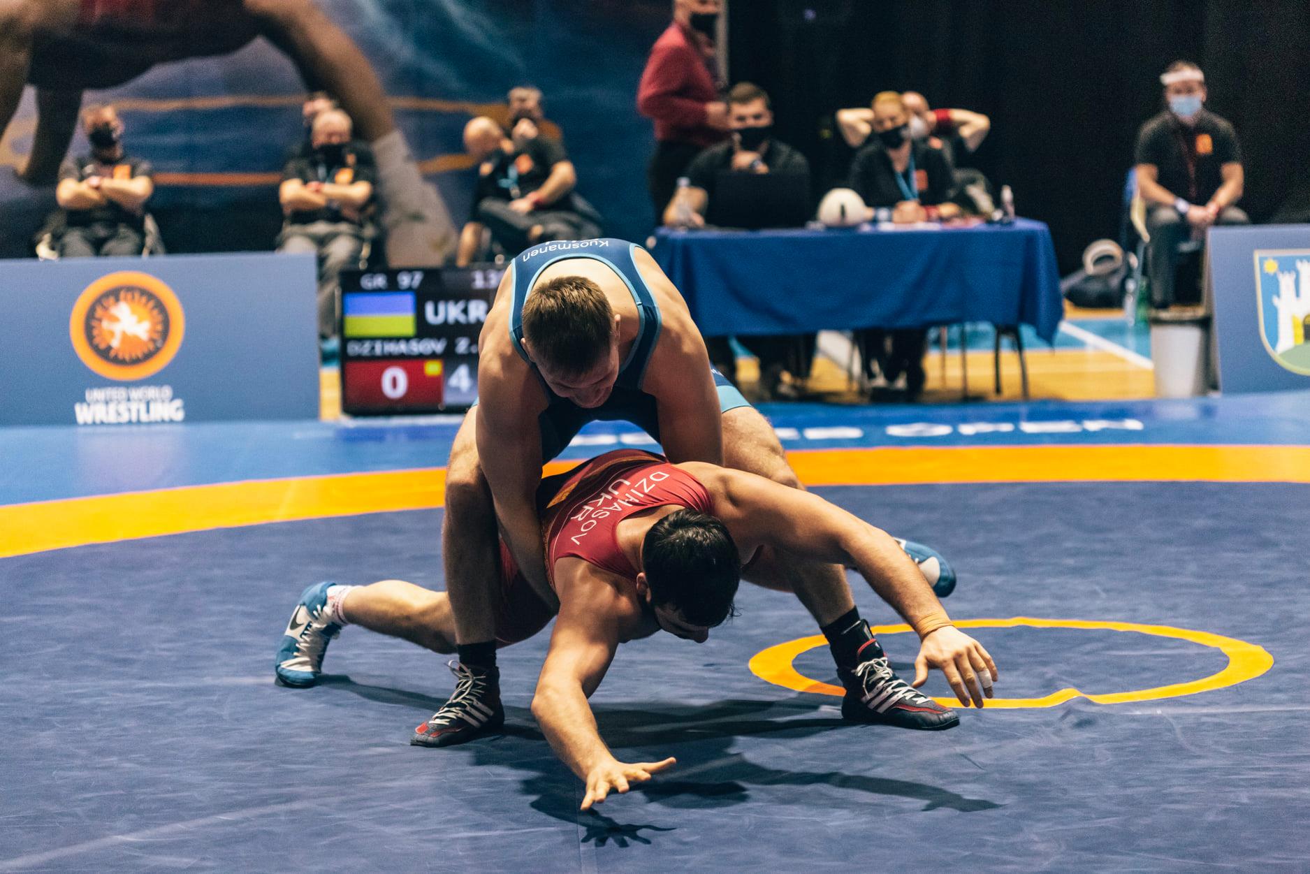 Зелімхан Дзигасов (у червоному трико) поступився у поєдинку за вихід до бронзового фіналу